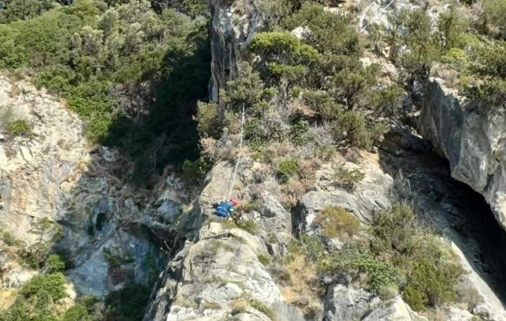 Σαν Φρανσίσκο: Γυναίκα έπεσε σε γκρεμό – Η θεαματική διάσωση της Πυροσβεστικής (βίντεο)