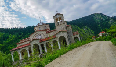 Το βίντεο αφιέρωμα από το γαλλικό AFP για τον ΙΝ Παναγίας Θεοτόκου με κλίση 17 μοιρών στο Ρωποτό Τρικάλων