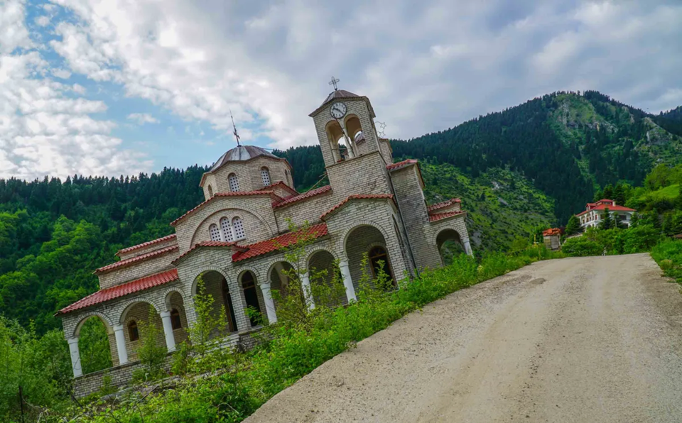 Το βίντεο αφιέρωμα από το γαλλικό AFP για τον ΙΝ Παναγίας Θεοτόκου με κλίση 17 μοιρών στο Ρωποτό Τρικάλων