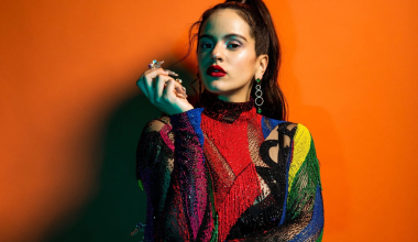 Η Ροσαλία διέκοψε συναυλία της στο Μιλάνο: «Είμαι πραγματικά άρρωστη και δεν μπορώ να το κάνω» (βίντεο)