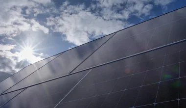 Βρετανία: Τα «plug-in» φωτοβολταϊκά πάνελ ως απάντηση στην ενεργειακή κρίση – Εγκατάσταση χωρίς ηλεκτρολόγο