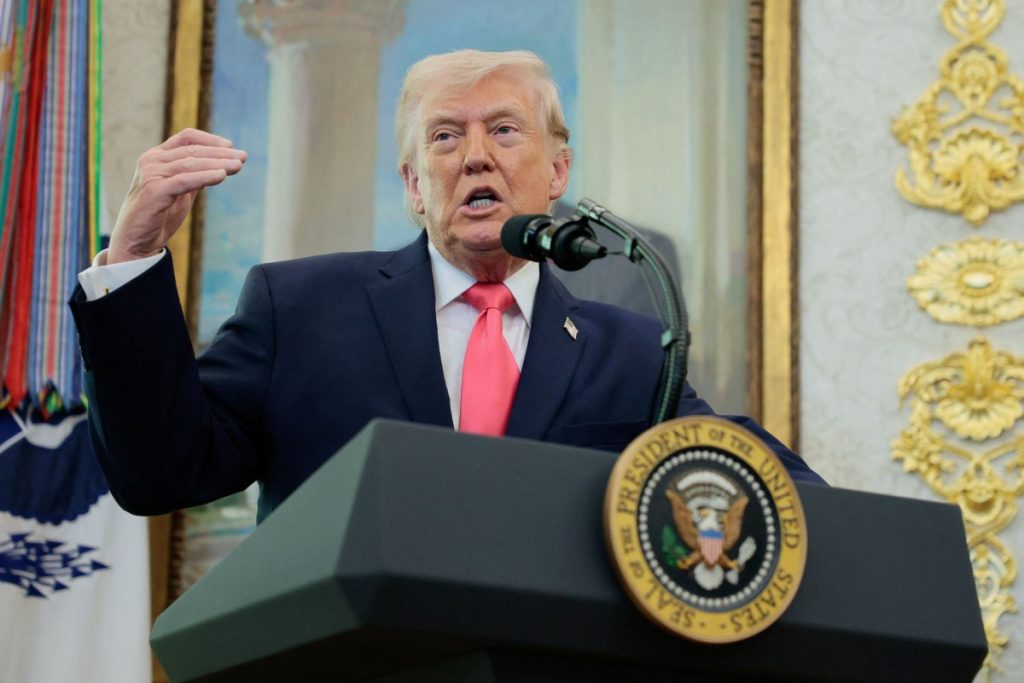 Ν.Τραμπ: «Το Ιράν μας παρακαλεί να κάνουμε συμφωνία και όχι το αντίστροφο – Δε δίνουμε πυρηνικά όπλα σε τρελούς»