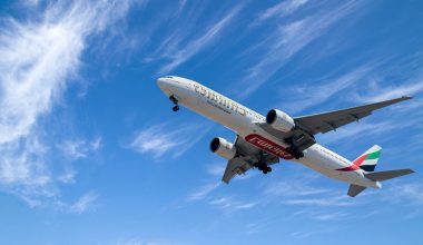 Πώς ο πόλεμος στο Ιράν προκαλεί αναταράξεις στην παγκόσμια αεροπλοΐα: Έρχονται αυξήσεις στα ναύλα