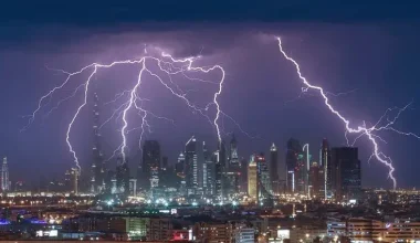 Βίντεο: Απόκοσμο σκηνικό στο Κατάρ – Καταιγίδες, κεραυνοί και τρεις φωτεινές σφαίρες στον ουρανό!