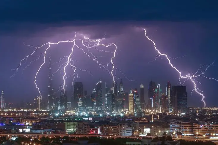 Βίντεο: Απόκοσμο σκηνικό στο Κατάρ – Καταιγίδες, κεραυνοί και τρεις φωτεινές σφαίρες στον ουρανό!