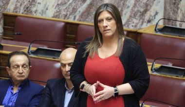 Ζωή Κωνσταντοπούλου: «Η κυβέρνηση μπαζώνει τώρα και τη δίκη για τα Τέμπη» – Τι λέει για την αίθουσα