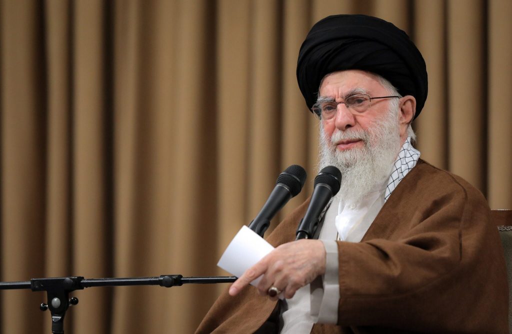 Ιρανικά ΜΜΕ: Δημοσίευσαν την τελευταία φωτογραφία του Αλί Χαμενεΐ πριν την εξόντωσή του