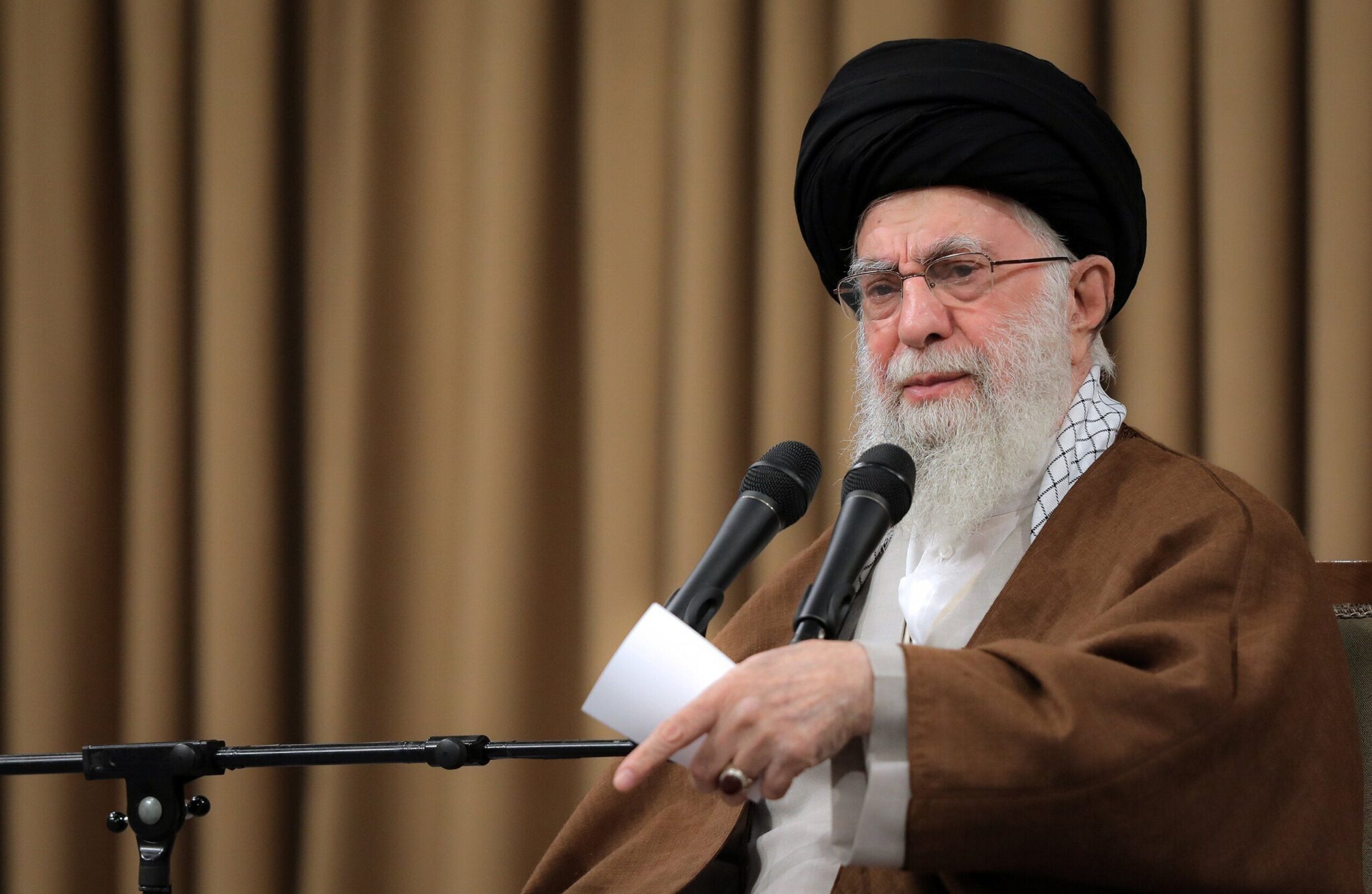 Ιρανικά ΜΜΕ: Δημοσίευσαν την τελευταία φωτογραφία του Αλί Χαμενεΐ πριν την εξόντωσή του