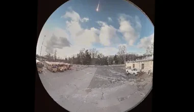 Βίντεο: «Μπάλες φωτιάς» διασχίζουν τον ουρανό του Τέξας