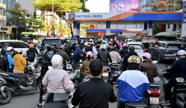 Ταϊλάνδη: Ουρές στα πρατήρια καυσίμων – Αγοράζουν βενζίνη με το μπιτόνι! – Φόβοι για νέες αυξήσεις στο πετρέλαιο