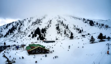 Έντονη χιονόπτωση στα Καλάβρυτα: Σε εξέλιξη επιχείρηση απεγκλωβισμού οδηγών