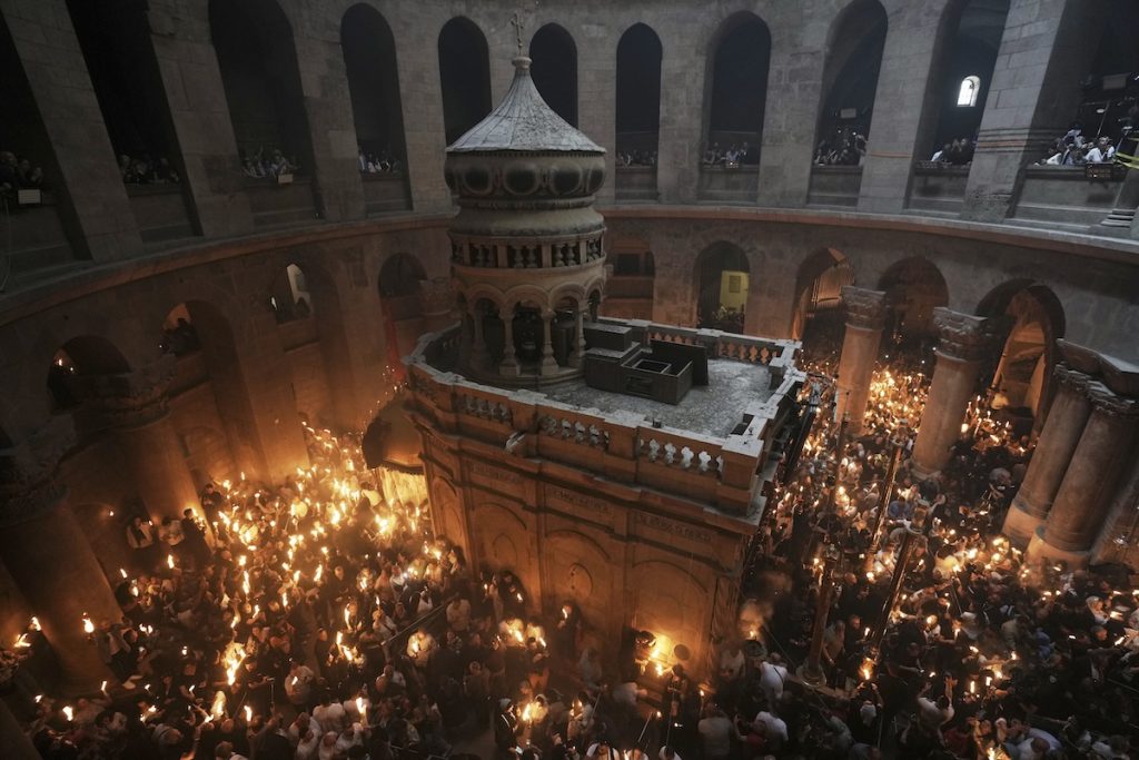 Το μυστήριο με το Άγιο Φως: Τι συμβαίνει πραγματικά μέσα στον Πανάγιο Τάφο