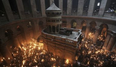 Το μυστήριο με το Άγιο Φως: Τι συμβαίνει πραγματικά μέσα στον Πανάγιο Τάφο