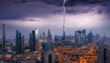 Βίντεο: Δεν είναι η Αγγλία ή η Σκοτία αλλά το Ντουμπάι που έχει «χαθεί» στο νερό και τους κεραυνούς!