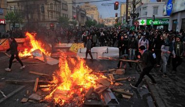 Στους δρόμους χιλιάδες μαθητές & φοιτητές στη Χιλή: Συγκρούσεις με την Αστυνομία λόγω κυβερνητικών αποφάσεων (vids)