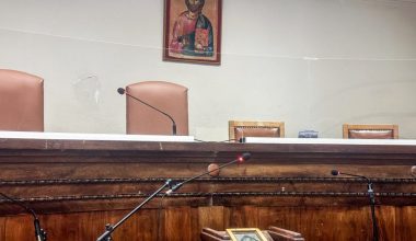 Θεσσαλονίκη: Eλέυθερη αφέθηκε η 77χρονη που κατηγορούνταν για τον ξυλοδαρμό του συζύγου της