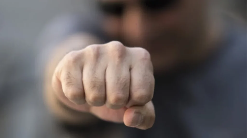 Ψαχνά Ευβοίας: Μεθυσμένος 44χρονος πλησίασε αστυνομικό και άρχισε να του επιτίθεται με γροθιές