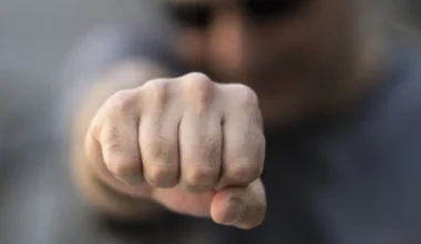 Ψαχνά Ευβοίας: Μεθυσμένος 44χρονος πλησίασε αστυνομικό και άρχισε να του επιτίθεται με γροθιές