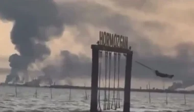 Βίντεο: Μικρό κορίτσι κάνει κούνια σε παραλία στο Μπαντάρ Αμπάς ενώ στον ορίζοντα σημειώνονται βομβαρδιμοί!