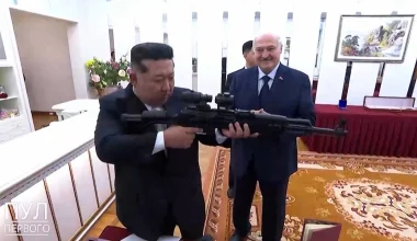 To δώρο του Λουκασένκο στον Κ.Γιονγκ Ουν: Του χάρισε ένα αυτόματο «σε περίπτωση που εμφανιστούν οι εχθροί» (βίντεο)