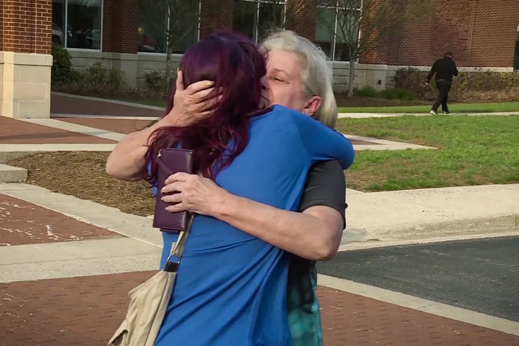 Γυναίκα στη Βόρεια Καρολίνα που εξαφανίστηκε μυστηριωδώς επανενώθηκε με την κόρη της μετά από 24 χρόνια (βίντεο)