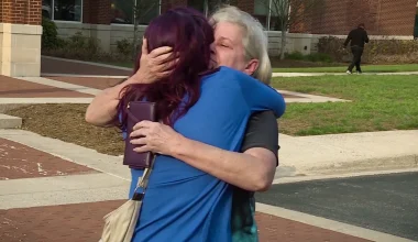 Γυναίκα στη Βόρεια Καρολίνα που εξαφανίστηκε μυστηριωδώς επανενώθηκε με την κόρη της μετά από 24 χρόνια (βίντεο)