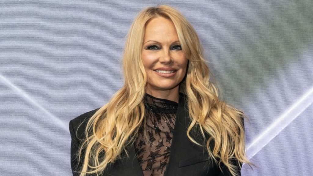 Πάμελα Άντερσον: Η 58χρονη ηθοποιός ποζάρει αρετουσάριστη και στέλνει το δικό της μήνυμα στο Al (βίντεο-φωτο)