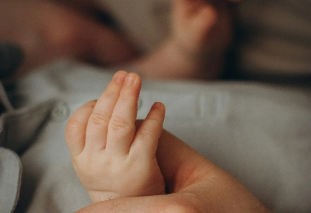 Νέες φρικτές αποκαλύψεις για το βρέφος 10 μηνών: Έχει μώλωπες και δαγκωματιές – Κίνδυνος για ανεπανόρθωτη ζημιά