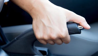 Το μεγαλύτερο λάθος με το χειρόφρενο: Σχεδόν όλοι το κάνουν και καταστρέφουν το αυτοκίνητο