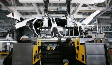 Σοβαρά επιπλέον προβλήματα φέρνει για τις ευρωπαϊκές αυτοκινητοβιομηχανίες ο πόλεμος στο Ιράν