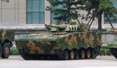 Ατύχημα σε άσκηση επίδειξης στην Κίνα: Άρμα μάχης εκτόξευσε χειροβομβίδα καπνού προς τους παρατηρητές αξιωματικούς!