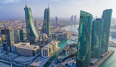 Σειρήνες και στο Μπαχρέιν: Όλοι τρέχουν να σωθούν εν αναμονή ιρανικής επίθεσης