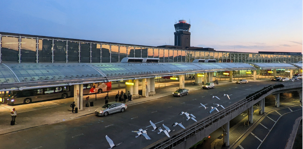 Σε επιφυλακή οι ΗΠΑ: Ύποπτες χημικές οσμές σε πέντε αεροδρόμια – «Ίσως υπάρχει “ξένος” δάκτυλος» λένε οι Αρχές