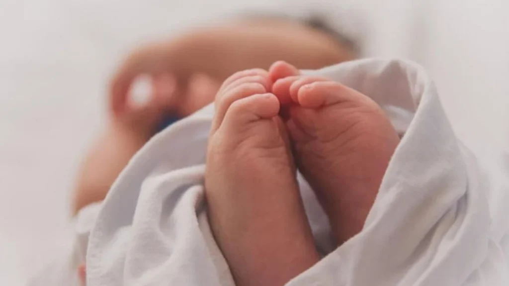 Ηλεία: Απίστευτες εξηγήσεις της μητέρας του βρέφους που κακοποιήθηκε – «Έπεσε από το καρότσι»