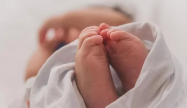 Ηλεία: Απίστευτες εξηγήσεις της μητέρας του βρέφους που κακοποιήθηκε – «Έπεσε από το καρότσι»