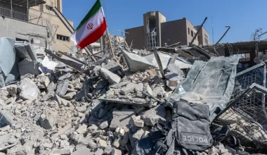 Συγκλονιστικές εικόνες: 8χρονο αγόρι στο Ιράν επέζησε μετά από ισραηλινό βομβαρδισμό σε πολυκατοικία (βίντεο)