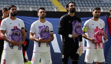 Η βαθιά συμβολική κίνηση των παικτών του Ιράν να εμφανιστούν στο γήπεδο με σχολικές τσάντες (βίντεο)