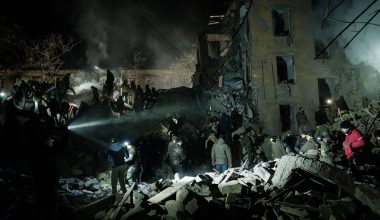 Οι Ρώσοι έκαναν τη «νύχτα μέρα» στο Κραματόρσκ: Σφοδροί βομβαρδισμοί κατά του ουκρανικού Στρατού (βίντεο)