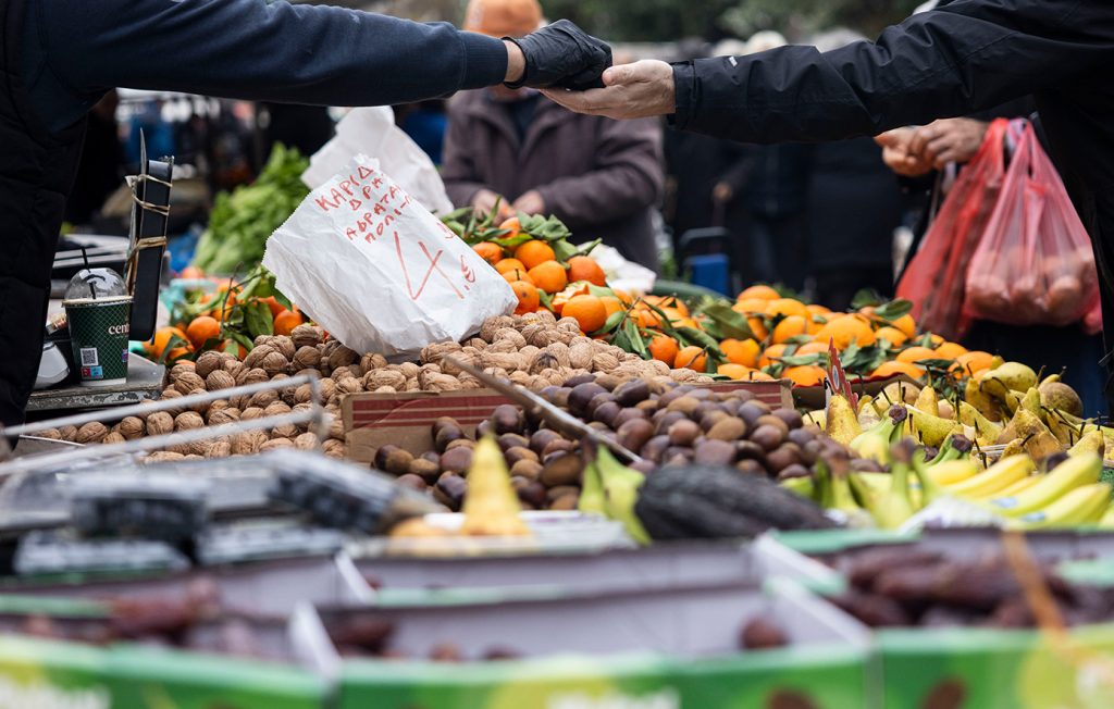 Ντομάτες από «χρυσό»: Εκτοξεύονται οι τιμές φρούτων και λαχανικών λόγω… του πολέμου στο Ιράν – Πού θα κυμανθούν