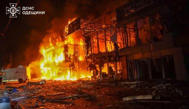 Πρωτοφανή πλάνα: Η Ρωσία εξαπέλυσε τεράστιο «κύμα» από Geran-2 στην Οδησσό – Λαμπάδιασαν ολόκληρα κτήρια (βίντεο)