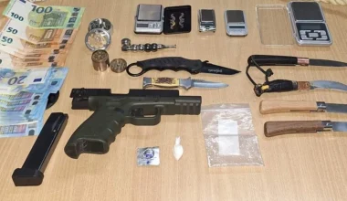 Ρόδος: Για βία κατά της θείας του κατηγορήθηκε… μέσα στα όπλα και τα ναρκωτικά τον εντόπισαν (φωτο)