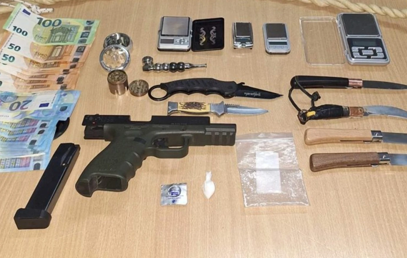 Ρόδος: Για βία κατά της θείας του κατηγορήθηκε… μέσα στα όπλα και τα ναρκωτικά τον εντόπισαν (φωτο)