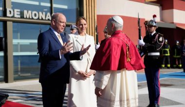 Ο Πάπας Λέων ο ΙΔ’ στο Μονακό: «Βάλτε το χέρι στην τσέπη και βοηθήστε τους φτωχούς» είπε στους δισεκατομμυριούχους