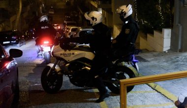 Επεισόδιο ξυλοδαρμού στη Θεσσαλονίκη: Άγνωστοι μπήκαν σε νυχτερινό κέντρο και τα έκαναν «γυαλιά καρφιά»