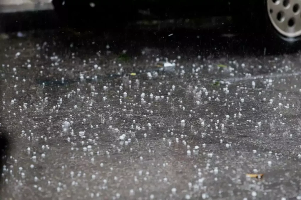 Ισχυρή χαλαζόπτωση έπληξε την Ξάνθη: Στα λευκά «ντύθηκαν» δρόμοι και στέγες σπιτιών (βίντεο)