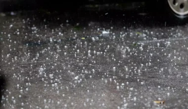 Ισχυρή χαλαζόπτωση έπληξε την Ξάνθη: Στα λευκά «ντύθηκαν» δρόμοι και στέγες σπιτιών (βίντεο)