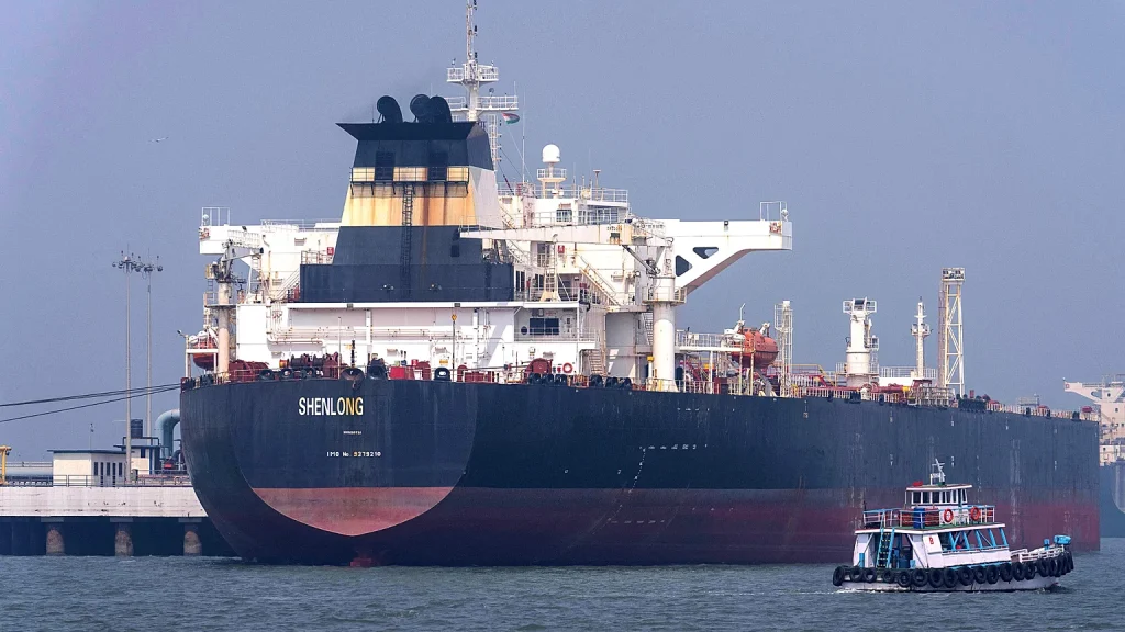 Το Ιράν αφήνει τη διέλευση 20 πακιστανικών πλοίων από τα Στενά του Ορμούζ – Ευχαριστίες του Ισλαμαμπάντ