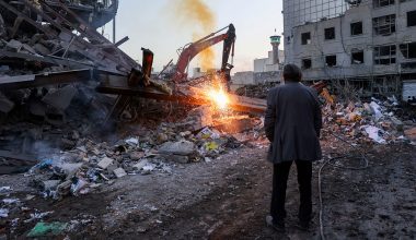 Τουλάχιστον 5 νεκροί και 4 τραυματίες από αμερικανοϊσραηλινές επιθέσεις σε ιρανική πόλη κοντά στα Στενά του Ορμούζ