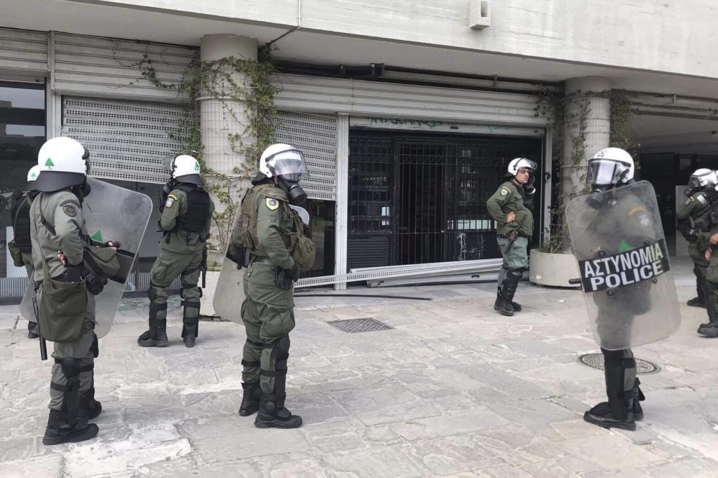 Εξάρχεια: Ομάδα ατόμων «εκτόξευσε» πέτρες κατά διμοιρίας των ΜΑΤ – Τουλάχιστον 114 προσαγωγές