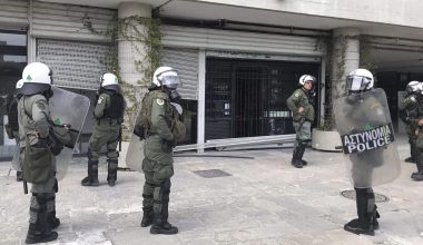 Εξάρχεια: Ομάδα ατόμων «εκτόξευσε» πέτρες κατά διμοιρίας των ΜΑΤ – Τουλάχιστον 114 προσαγωγές